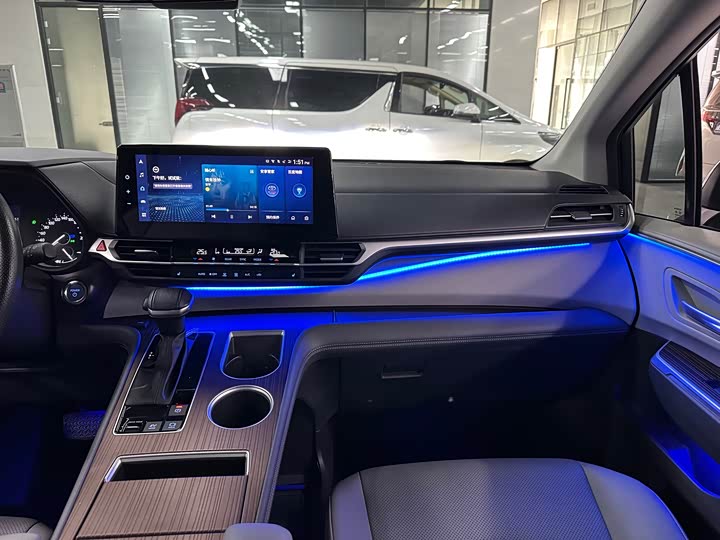 Фото 19 - Toyota Granvia