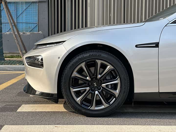 Фото 25 - XPeng P7