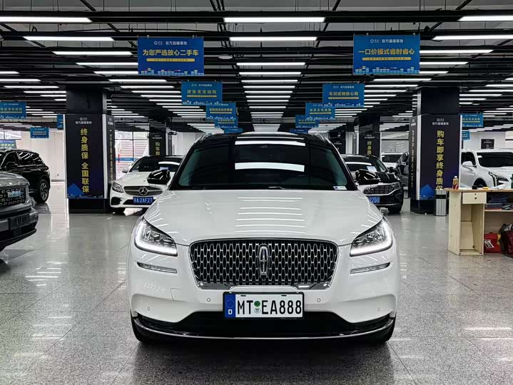 Фото 2 - Lincoln Corsair