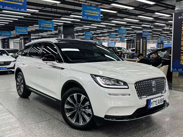 Фото 3 - Lincoln Corsair