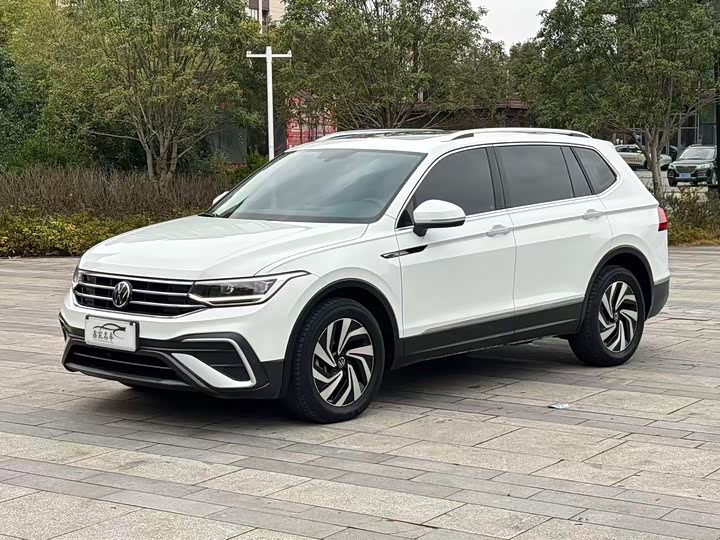 Фото 2 - Volkswagen Tiguan L Pro