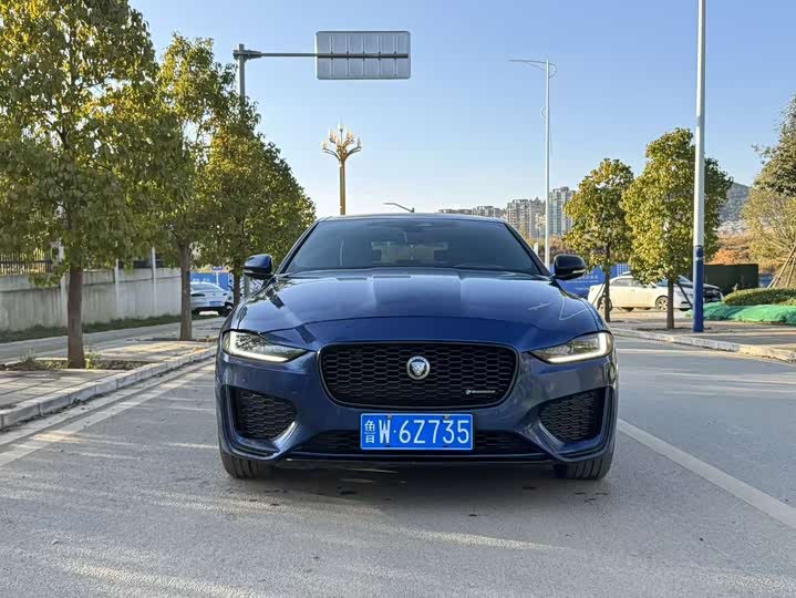 Фото 2 - Jaguar XE L