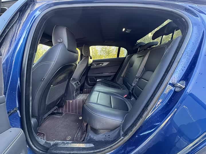 Фото 7 - Jaguar XE L