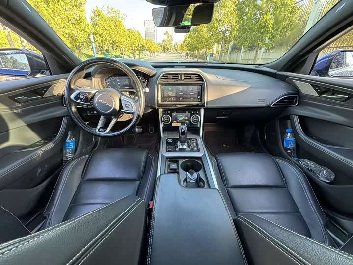 Фото 8 - Jaguar XE L