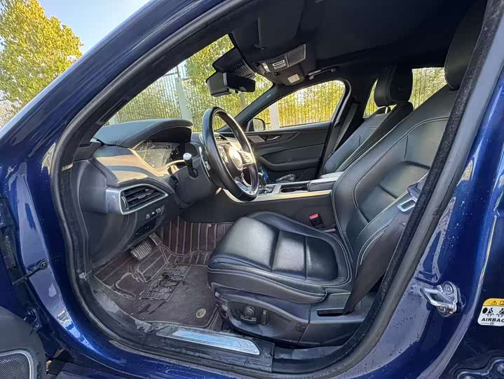 Фото 9 - Jaguar XE L