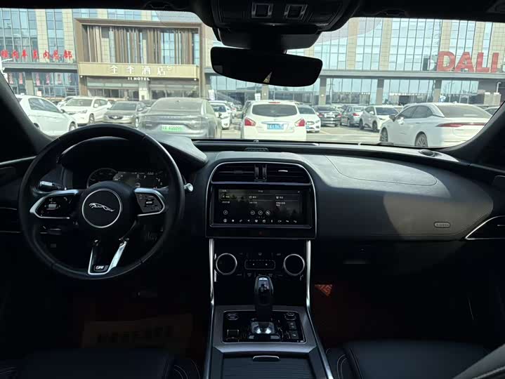 Фото 10 - Jaguar XE L