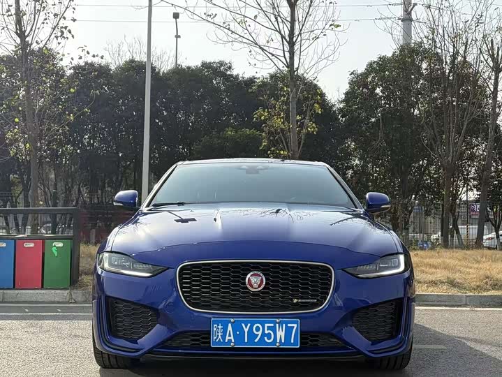 Фото 2 - Jaguar XE L
