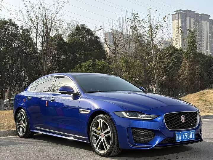 Фото 3 - Jaguar XE L