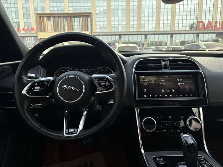 Фото 6 - Jaguar XE L