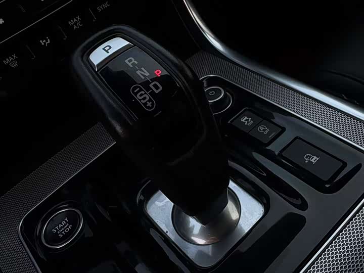 Фото 7 - Jaguar XE L