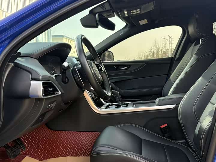 Фото 8 - Jaguar XE L