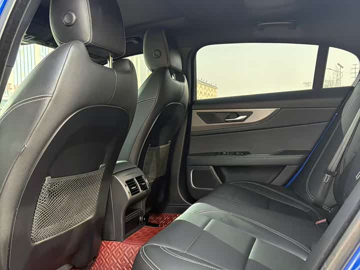 Фото 9 - Jaguar XE L