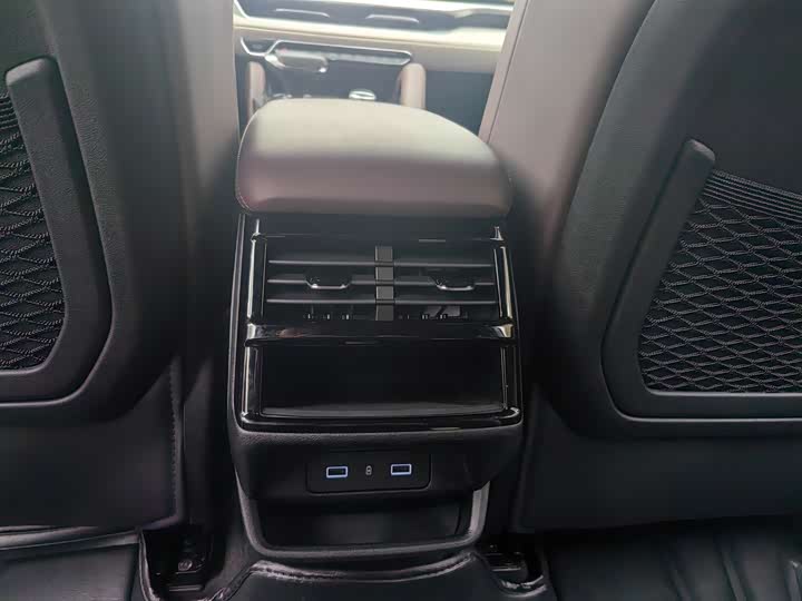 Фото 9 - Geely Monjaro