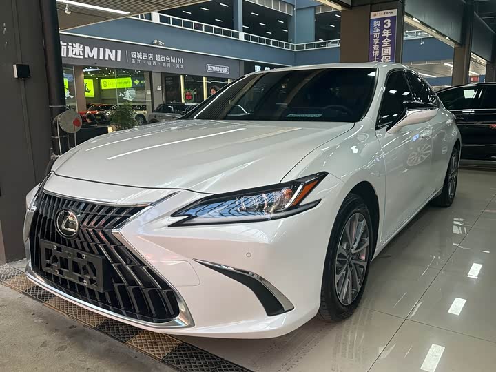 Фото 1 - Lexus ES