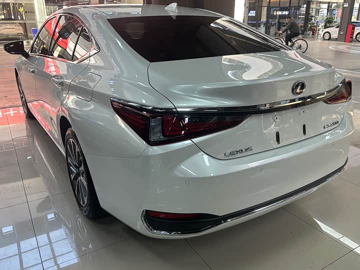 Фото 10 - Lexus ES