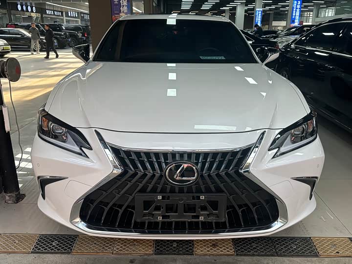 Фото 2 - Lexus ES