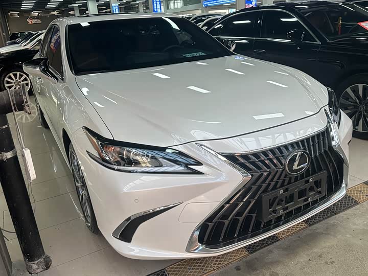 Фото 3 - Lexus ES