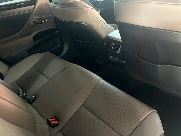 Фото 5 - Lexus ES