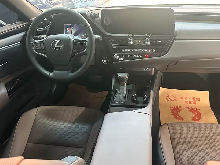 Фото 6 - Lexus ES