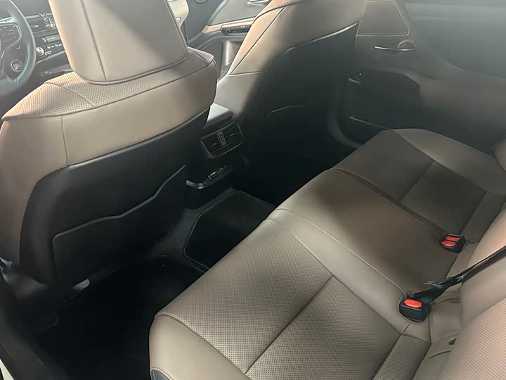 Фото 7 - Lexus ES