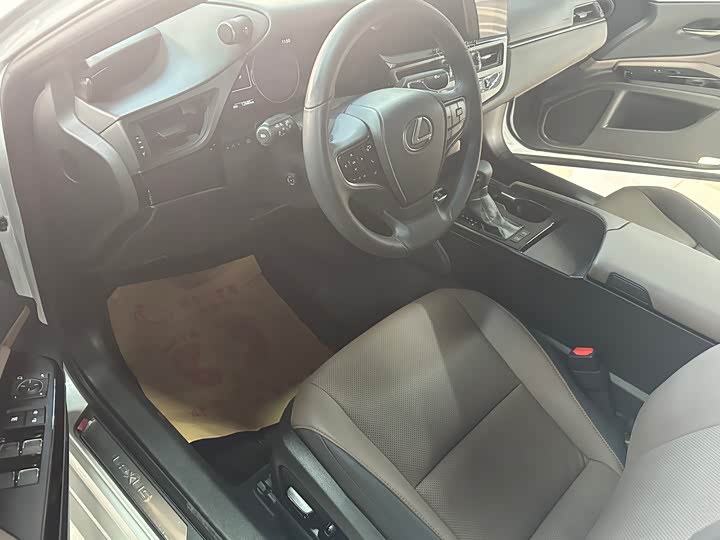 Фото 8 - Lexus ES