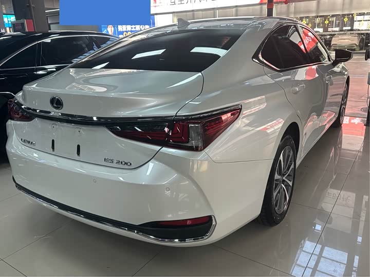 Фото 9 - Lexus ES