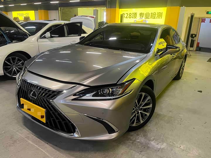 Фото 1 - Lexus ES