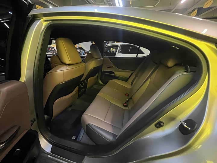 Фото 2 - Lexus ES