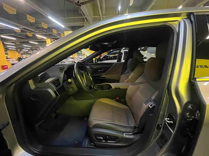 Фото 3 - Lexus ES