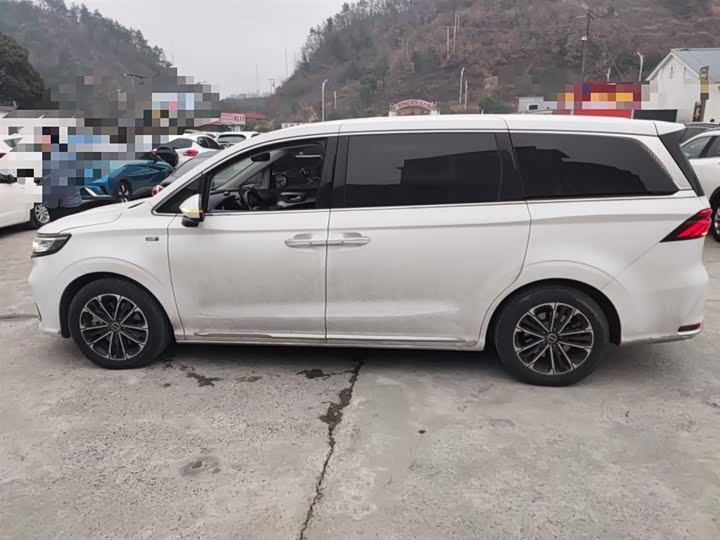 Фото 5 - Roewe iMax 8