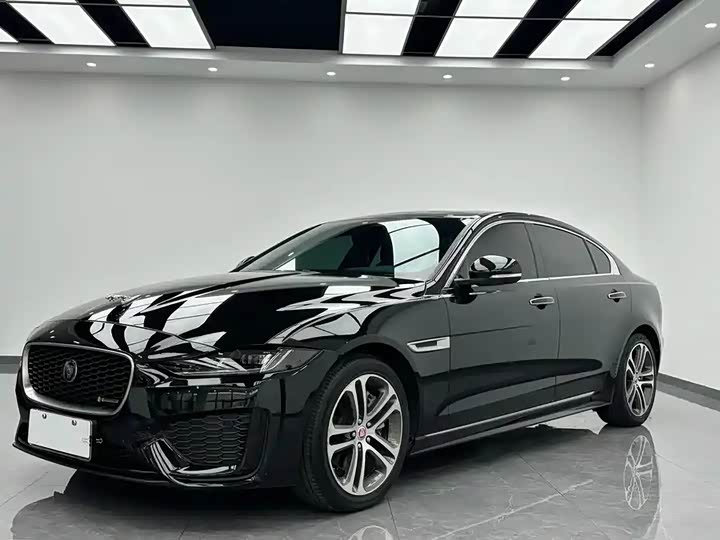 Фото 1 - Jaguar XE L