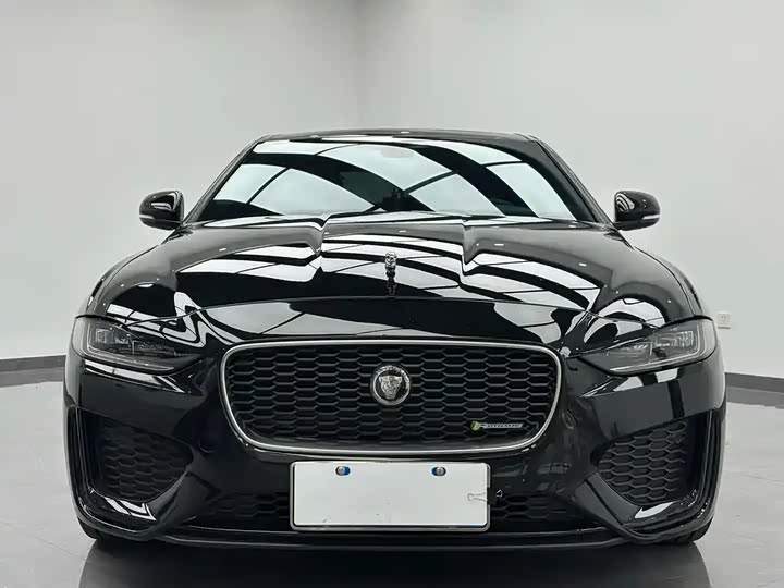Фото 2 - Jaguar XE L