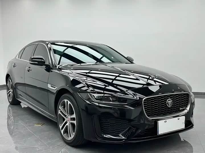 Фото 3 - Jaguar XE L