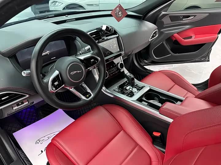 Фото 4 - Jaguar XE L