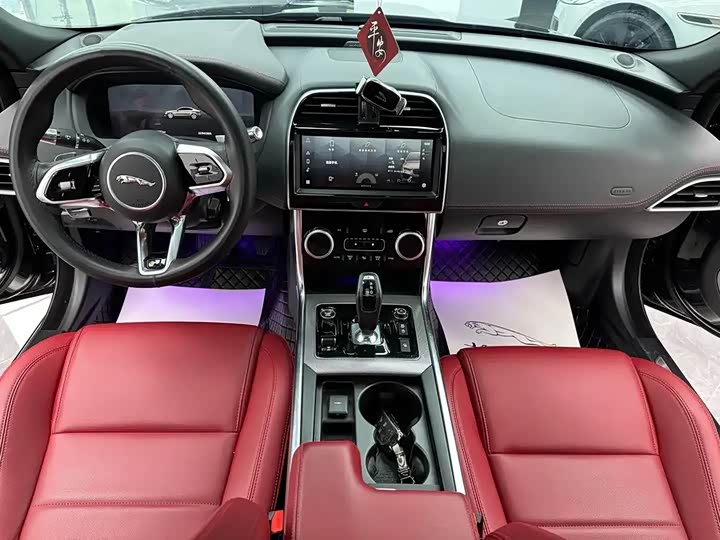 Фото 6 - Jaguar XE L