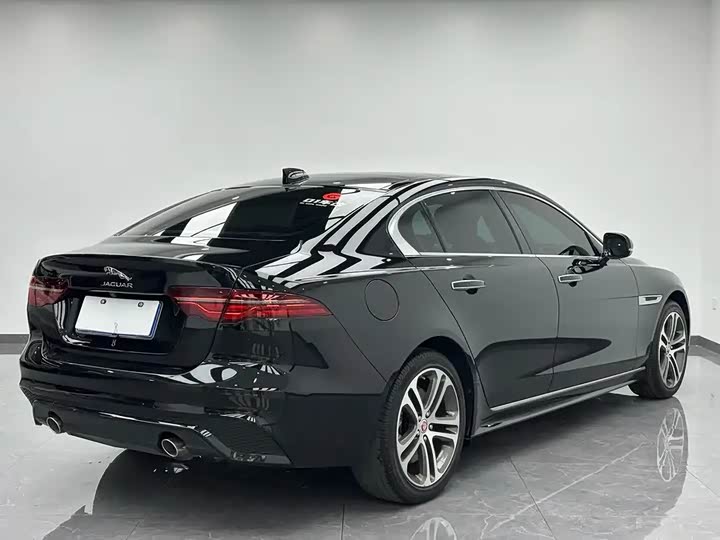 Фото 9 - Jaguar XE L