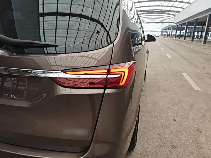 Фото 8 - Buick GL8 ES