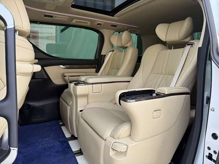 Фото 13 - Toyota Vellfire