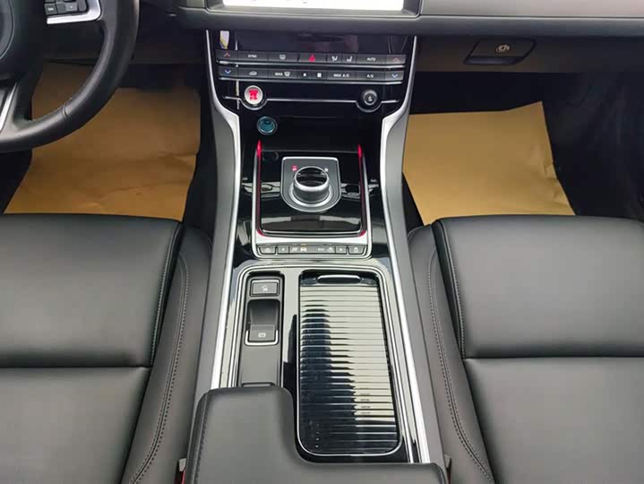 Фото 16 - Jaguar XF L