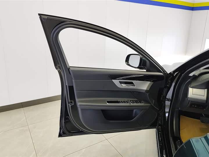 Фото 7 - Jaguar XF L