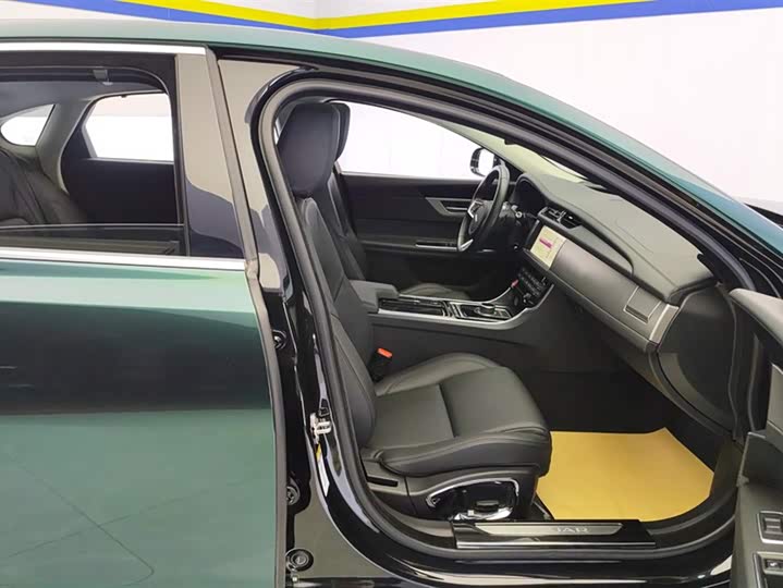 Фото 8 - Jaguar XF L