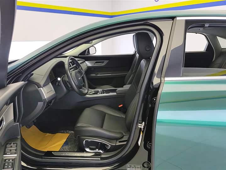 Фото 9 - Jaguar XF L