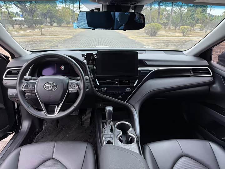 Фото 10 - Toyota Camry