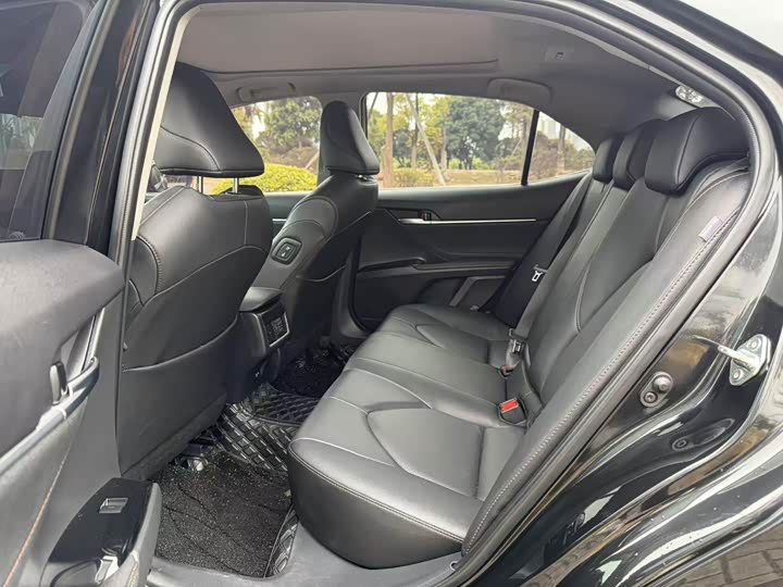 Фото 11 - Toyota Camry