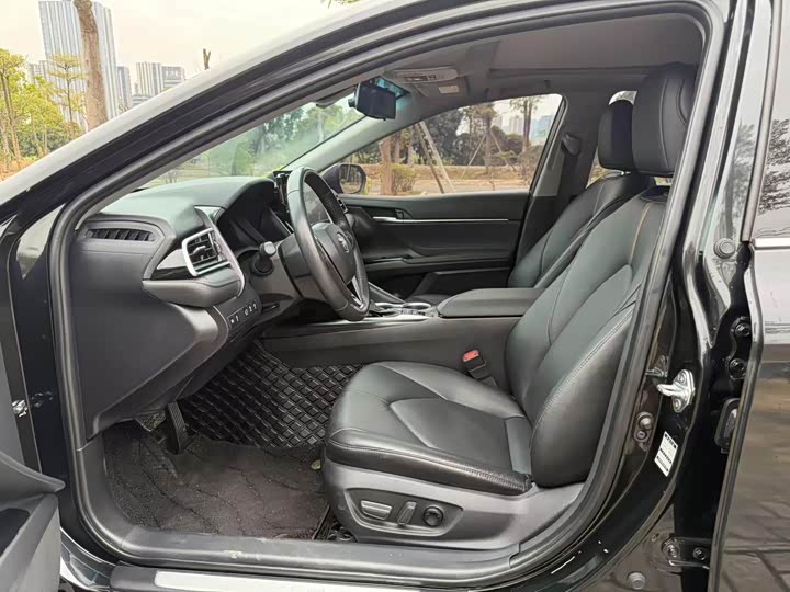 Фото 12 - Toyota Camry