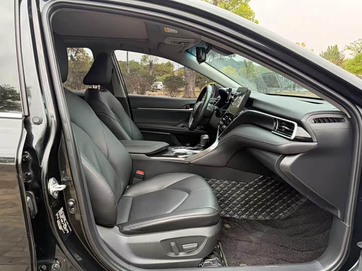 Фото 13 - Toyota Camry