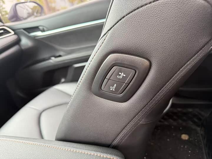 Фото 14 - Toyota Camry