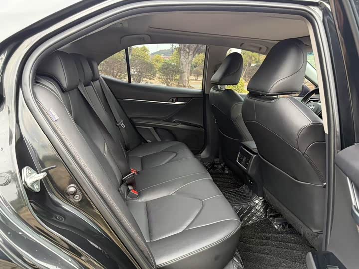 Фото 15 - Toyota Camry