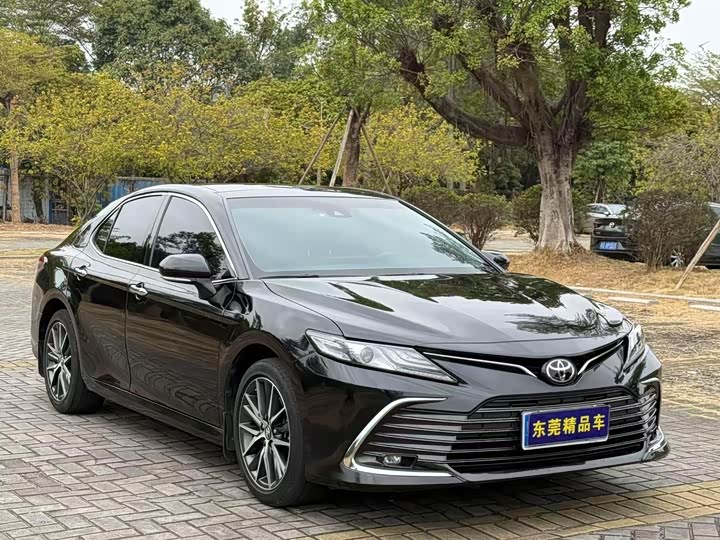 Фото 2 - Toyota Camry