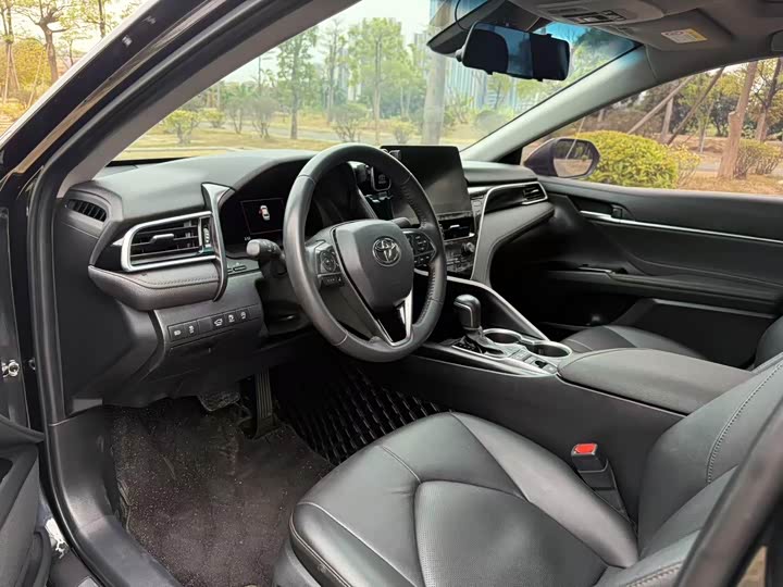 Фото 8 - Toyota Camry